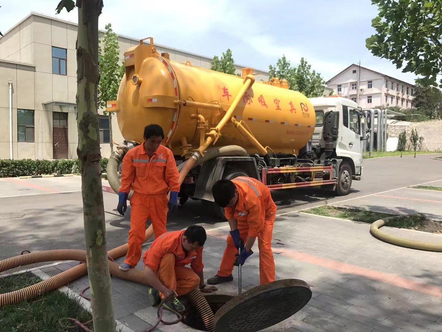 碌曲化粪池清理与5-8吨吸粪车施工效率分析